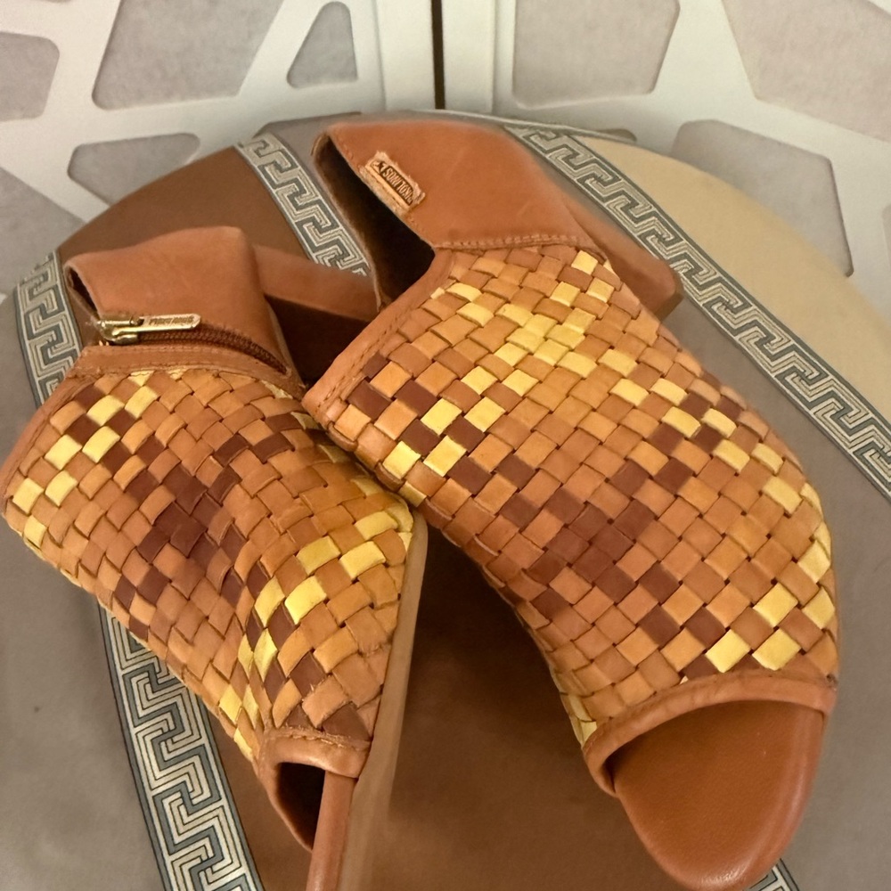 Pikolinos Women's Woven Leather Peep-Toe Sandals - Picture 2 of 5